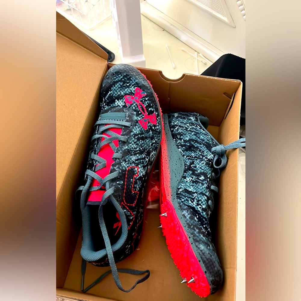 Under armour track shoes/spikes. Green and orange